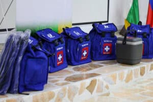 Botiquines de vacunas y termos para almacenamiento en Huila, entregados para la inmunización contra la fiebre amarilla en el departamento.