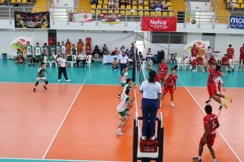 Partido de voleibol masculino en Neiva, donde Antioquia se coronó campeón del torneo Sub-17, destacando la emoción y la competencia en la final.
