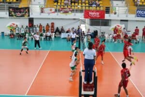 Partido de voleibol masculino en Neiva, donde Antioquia se coronó campeón del torneo Sub-17, destacando la emoción y la competencia en la final.