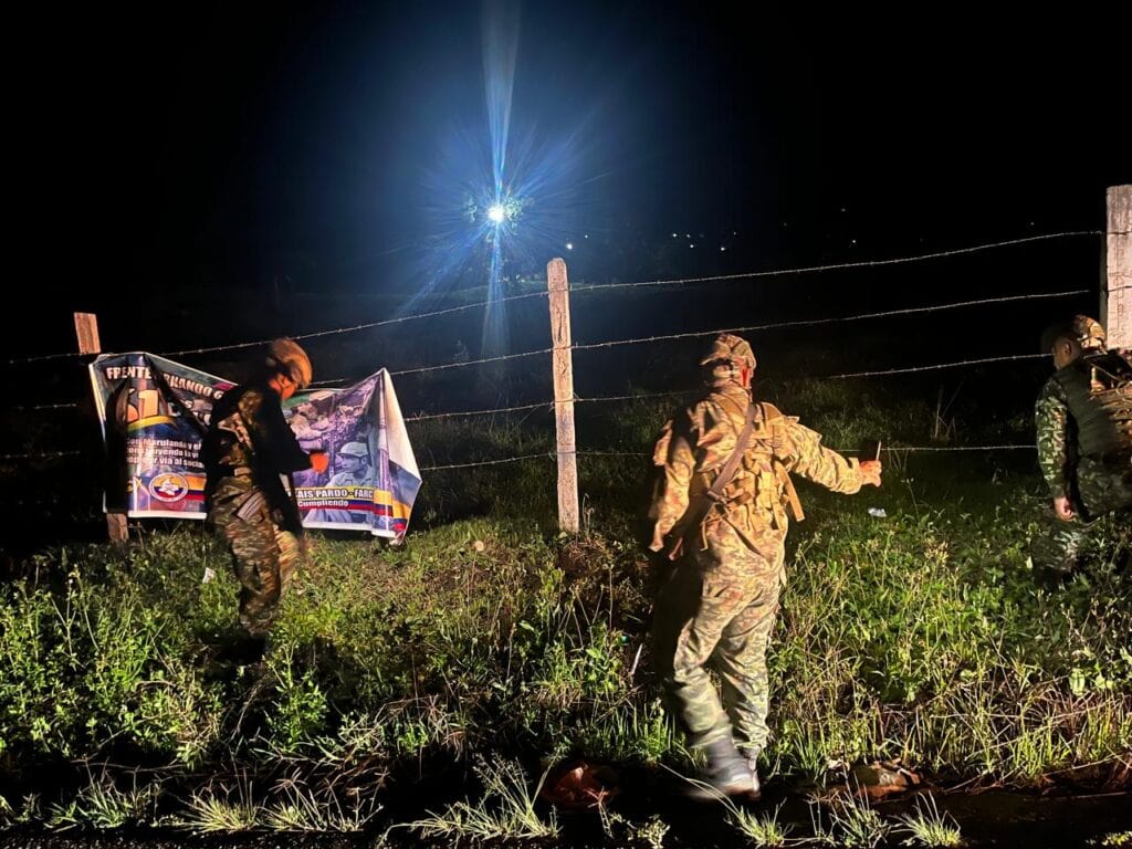 Vigilantes y autoridades retiran vallas de proselitismo ilegal en La Plata, occidente del Huila, durante operativo nocturno. Acción para mantener orden y legalidad en la región.