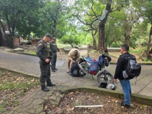 Policías inspeccionan una motocicleta en un parque de Neiva, tras decomiso de más de 20 kilos de drogas durante un operativo en un fin de semana festivo.