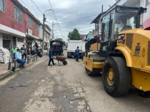 Obras en la carrera 1H del centro de Neiva, con maquinaria y trabajadores en la vía, generando cierre vial temporal para trabajos de mejoramiento urbano.