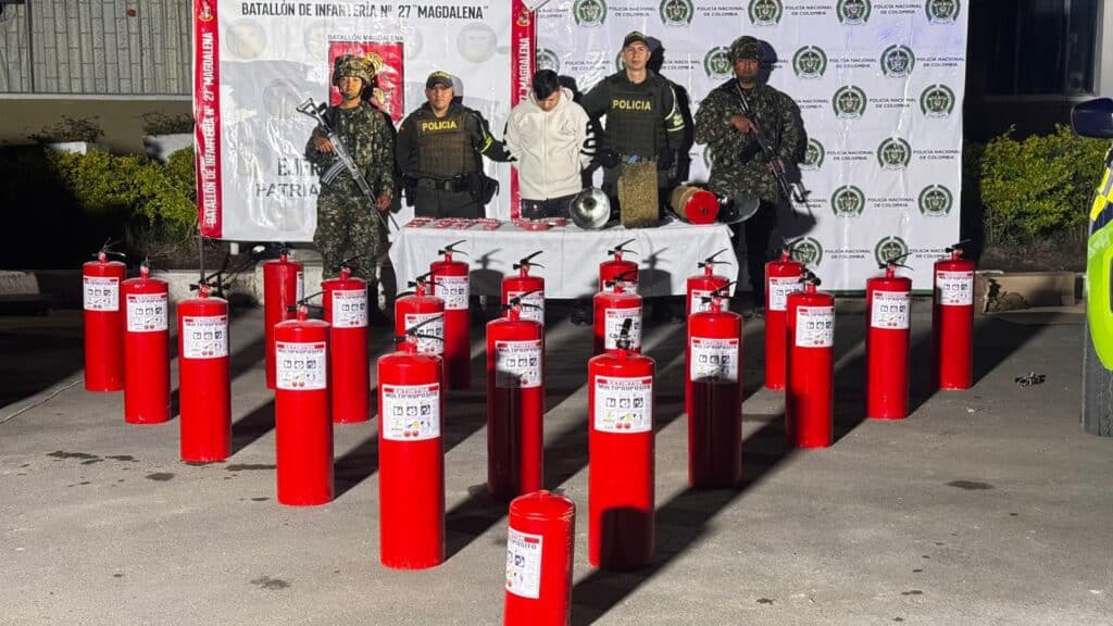 Imagen de varios extintores disfrazados de tanques con marihuana oculta en Pitalito, descubiertos por las autoridades en un operativo policial.