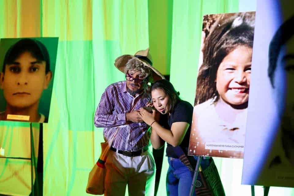 Árbol de recuerdos con fotos de víctimas en un acto conmemorativo.