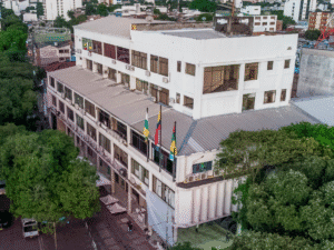Edificio de Huila Tv en Neiva, con banderas y vista urbana, representando medios de comunicación en la ciudad.
