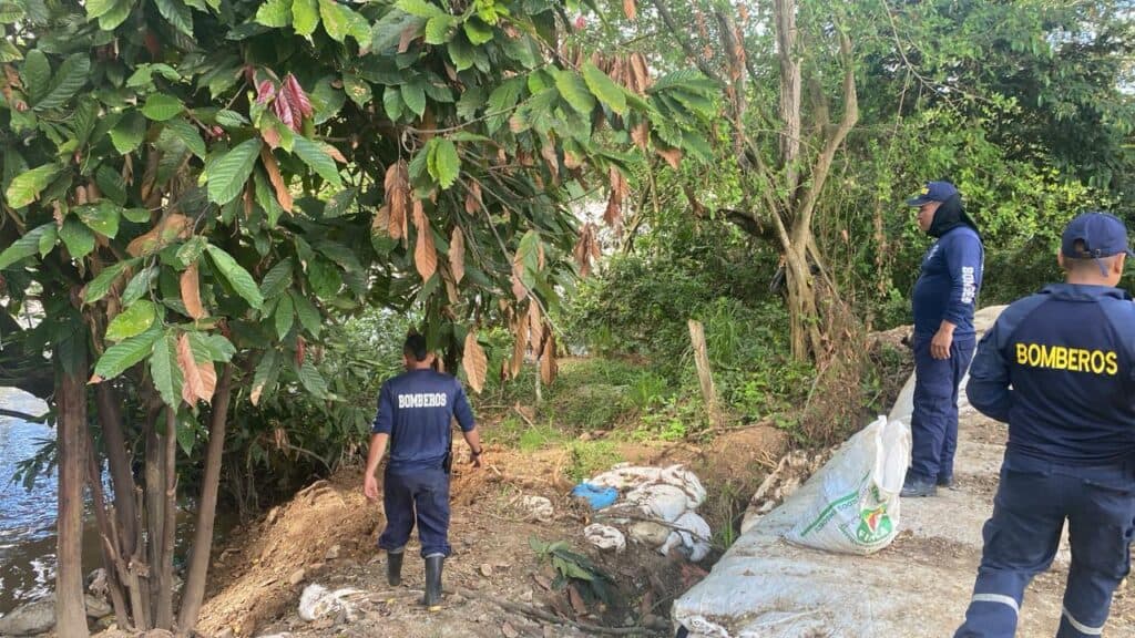 Personal de autoridades supervisa niveles de embalses en el Huila para prevenir desbordamientos y garantizar la seguridad hídrica.
