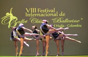 Bailarinas de ballet clásico en una presentación del VIII Festival Internacional de Ballet Ballerine en el Huila, Colombia, durante el evento de ballet infantil y clásico 2025.