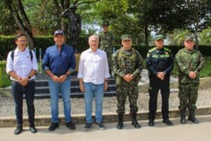 Refuerzo de la seguridad en La Plata, Huila, con presencia de autoridades y fuerzas militares en una ceremonia oficial.