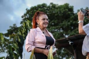 Mujer cafetera participando en el primer encuentro internacional en Pitalito, resaltando la importancia de las mujeres en la cultura cafetera de Huila.