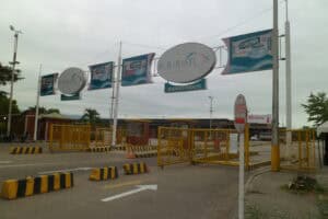 Árbol de señalización en Surabastos, Huila, mostrando anuncios y el ingreso principal.