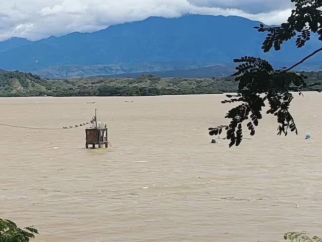 Pescadores y piscicultores en Huila monitorean el incremento de los niveles de los embalses y ríos, ante el aumento de caudal que podría afectar sus actividades y la economía local.
