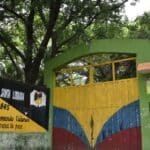 Entrada principal del Colegio Santa Librada en Huila, rodeada de árboles y con un portón colorido, simbolizando un nuevo comienzo para los estudiantes.