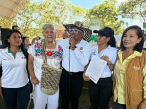 Imagen de funcionarios y beneficiarios en evento de entrega de indemnizaciones en ocho departamentos, promoviendo apoyo y reconstrucción social en Colombia.