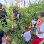Árboles y niños participando en actividad ecológica en Garzón.