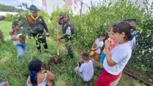 Árboles y niños participando en actividad ecológica en Garzón.