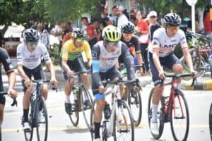 Atletas de ciclismo en acción en la capital del Huila durante cuatro días de vibrante competencia. La carrera reunió a ciclistas locales y nacionales en un evento destacado del deporte.