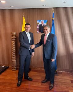 Gerente del aeropuerto de Pitalito y nuevo director en reunión oficial.