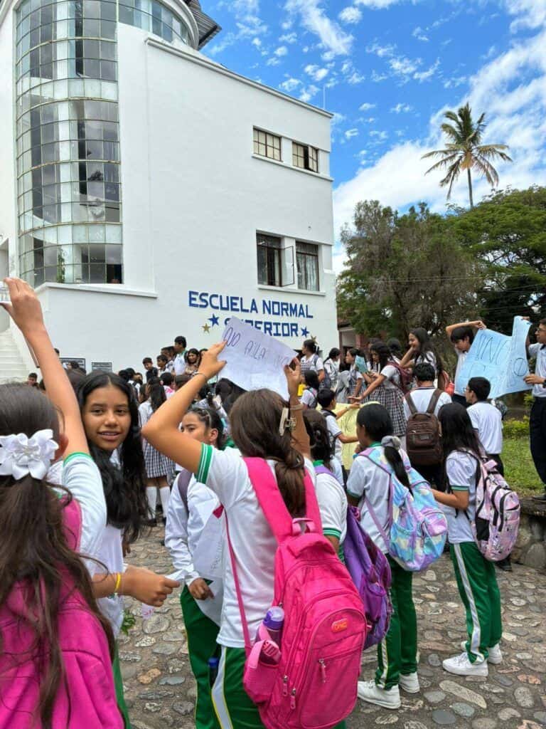 Estudiantes en protesta frente a la escuela durante crisis institucional.