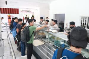 Comedores escolares en Huila TV mostrando servicio de alimentación para estudiantes en un ambiente moderno y eficiente.