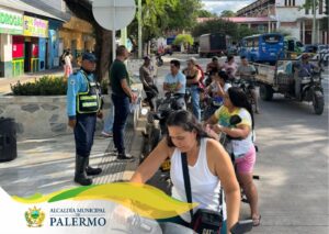 1. Policía de tránsito controlando movilidad en Huila, en una concurrida calle de Palermo, resaltando la seguridad vial en eventos urbanos.