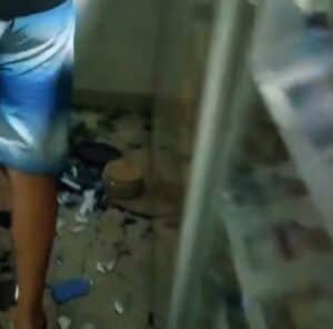 Suciedad y desorden en un establecimiento comercial en Huila, Colombia, mostrando un ambiente descuidado con basura y objetos desorganizados.