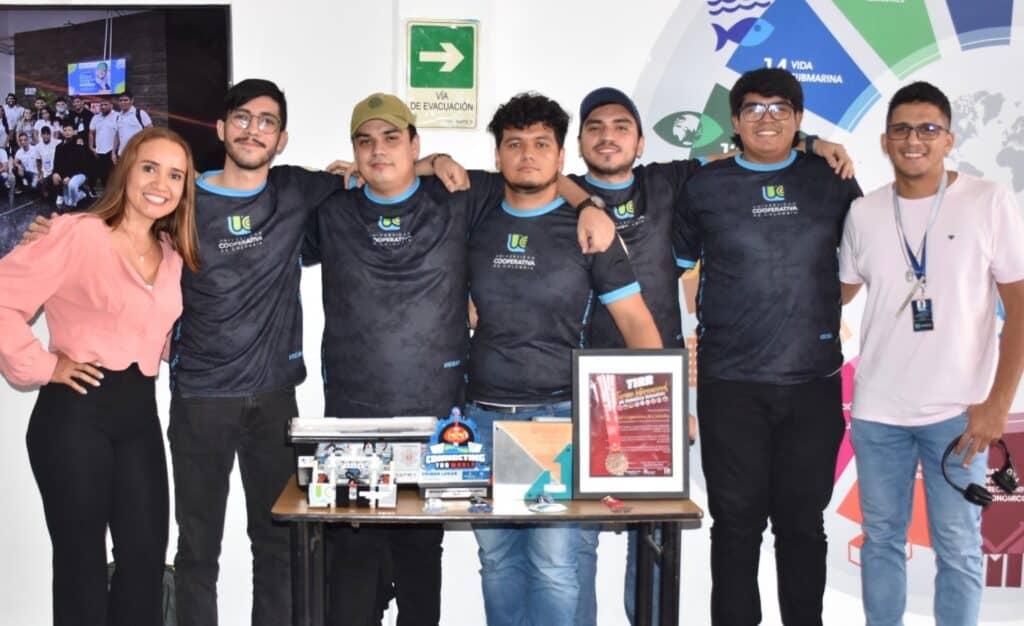 Participantes en la muestra de innovación tecnológica en la UCC, presentando proyectos de IA y robótica en el evento de la Primera Muestra de Innovación, Tecnología, IA y Robótica en la Universidad.