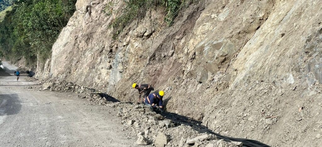 Trabajadores inspeccionan y reparan infraestructura vial en La Plata, como parte de la inversión del Gobierno Nacional para mejorar la conexión con La Candelaria.