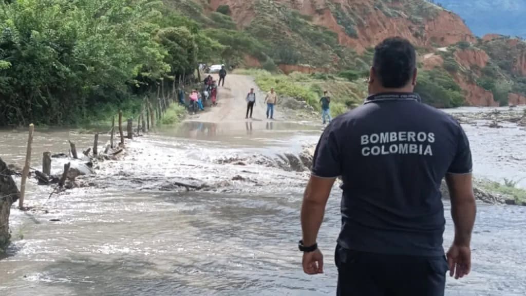 Bomberos de Colombia en acción durante las lluvias en Huila, enfrentando inundaciones y rescates en zonas afectadas por las fuertes lluvias en San Agustín.