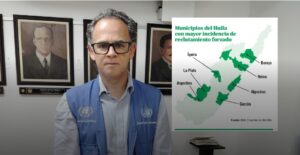 1. Hombre con gafas y chaleco de la ONU en una oficina, con retratos en la pared y un mapa de municipios del Huila con mayor incidencia de reclutamiento forzado.