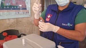 Personal de salud aplicando dosis de vacuna contra la fiebre amarilla en Huila, en medio de la emergencia sanitaria activa.