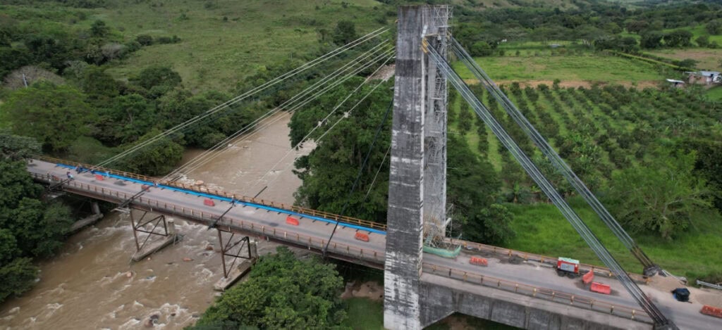 Puente colapsado en Huila, Colombia, causado por fuertes lluvias y emergencia en la zona rural con vehículos varados, reflejando la importancia de infraestructura segura y aviso en medios locales.
