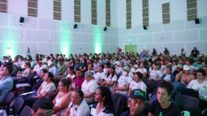 800px; height: 400px" alt="Auditorio lleno de asistentes en evento de Huila TV, con personas participando y actividades en curso." caption="Gran concurrencia en evento de Huila TV, reflejando el interés de la comunidad por las noticias y programas regionales en un ambiente dinámico y participativo." image_description="La imagen muestra un auditorio con una gran asistencia de personas en un evento organizado por Huila TV. El público está sentado y atendiendo atentamente las actividades, algunas con sombreros, camisetas y equipo de grabación, evidenciando un evento regional relevante para la comunidad del Huila.".