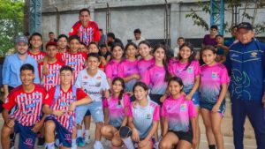 Futbolistas infantiles en Huila Tv, apoyo a jóvenes talentos deportivos en Colombia. Equipo de niños y niñas en uniformes de fútbol, celebrando en cancha, promoviendo deporte y integración en Huila.