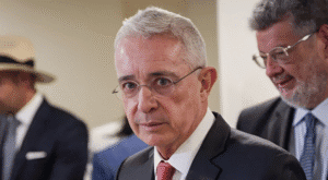 1. Hombre vestido de traje en evento formal en Huila TV, programa de televisión en Colombia.