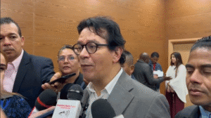 Reconocimiento de un líder político en Huila, durante entrevista en evento oficial, rodeado de medios y asistentes, resaltando el papel de Huila TV en la cobertura de noticias regionales.