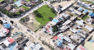 1. Vista aérea de un barrio en Huila, Colombia, mostrando casas, calles y áreas verdes, ideal para contenido inmobiliario y turístico en Huila Tv.