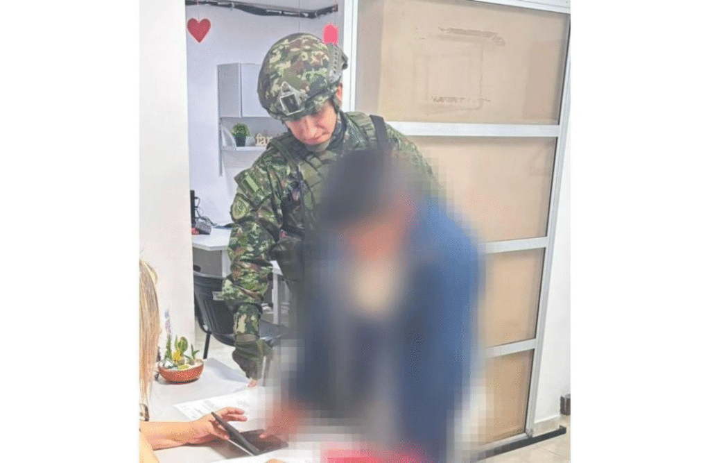 Soldado de las Fuerzas Armadas de Colombia revisando documentos con un civil en una oficina, imagen relacionada con noticias y servicios de Huila TV en Colombia.