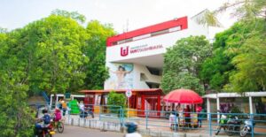 Establecimiento educativo Universidad Surcolombiana en Neiva, Huila, Colombia con áreas verdes y movilidad urbana.