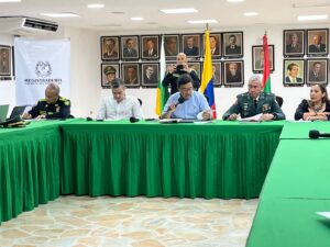 1. Reunión oficial en Huila con autoridades civiles y militares en un entorno institucional para coordinar acciones conjuntas en seguridad y justicia.
