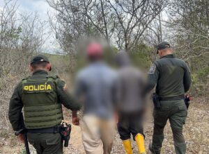 Huila TV, agentes de policía atendiendo caso en zona rural de Huila Colombia, investigación y seguridad rural, enfatizando en protección y control en áreas naturales del Huila.