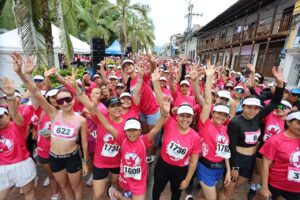 Corredoras en la carrera femenina de Huila Tv, evento deportivo en Neiva con participación masiva y ambiente festivo, promoviendo la actividad física y la igualdad de género.