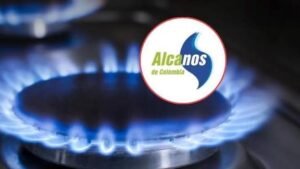 Una llama de gas azul encendida en una estufa, resaltando el uso de energías eficientes y sostenibles en Colombia.