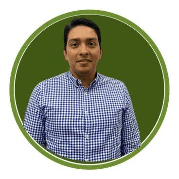 1. Hombre sonriente con camisa a cuadros en un fondo verde, representando contenidos de Huila TV en Colombia.