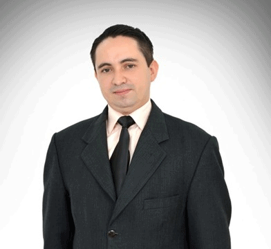 Hombre en traje formal, presentador de Huila Tv, medio de comunicación destacado en Huila, Colombia, enfocado en noticias y programación local.