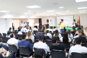 Conferencia en Huila Tv, evento de comunidad y gobierno del Huila, plaforma digital, audiencia atenta, en sede moderna, transmisión en vivo, comunicación efectiva, participación ciudadana, noticias locales, información oficial y digital.