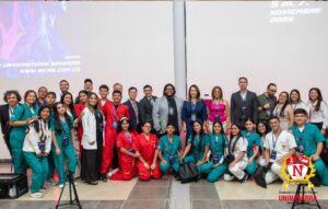Estudiantes y profesionales en evento académico de la Universidad UNINAVARRA, participando en conferencia en Huila Tv, promoviendo la educación y el talento local en un ambiente de innovación y salud.