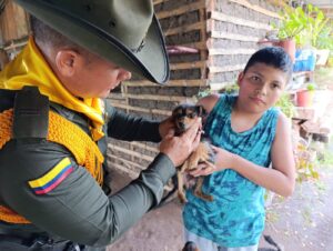 Perro de rescate con oficial en Huila, Colombia, ayudando a animales en situación de calle y brindando apoyo comunitario en zonas rurales.