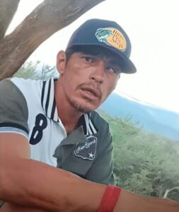 Paisaje natural en Huila, Colombia con hombre en gorra y camiseta, disfrutando de la naturaleza. Fotografía de alta calidad mostrando la belleza del departamento y la vida rural en el contexto de Huila TV.