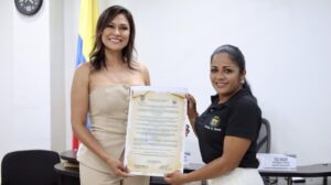 Entrega de reconocimiento y diploma en evento oficial en Villavieja, Huila, Colombia, destacando el apoyo a la educación y cultura local, con presencia de autoridades y comunidad.
