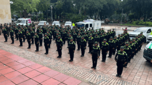 Policías de Huila en formación durante un evento oficial en la plaza central de Neiva, Colombia, mostrando la presencia policial en la región.